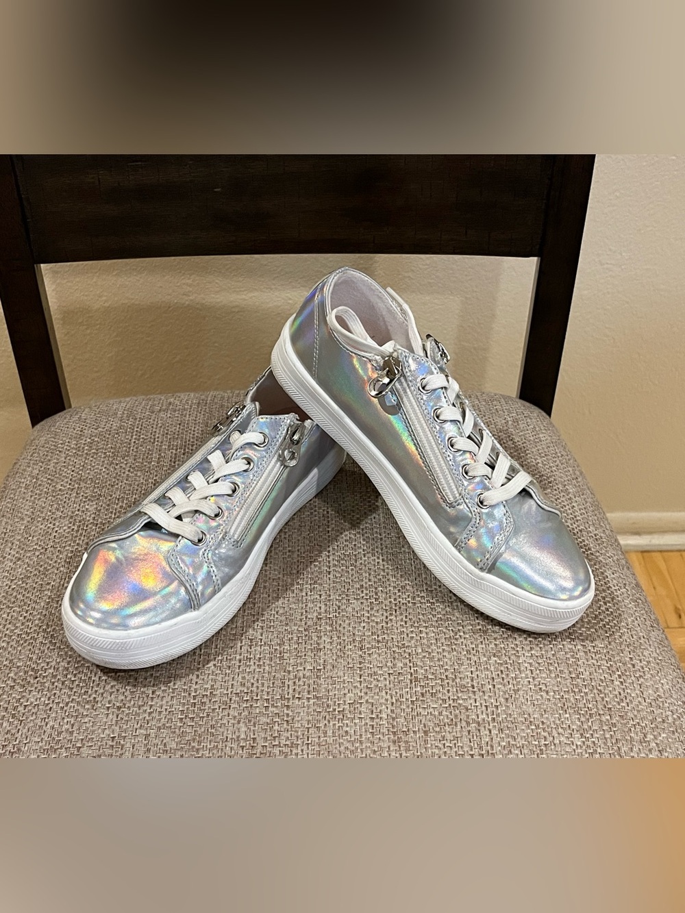 Kids Keds Sneaker. Silver Iridescent/ Metallic. Dual zipper. Youth / kid 2.5